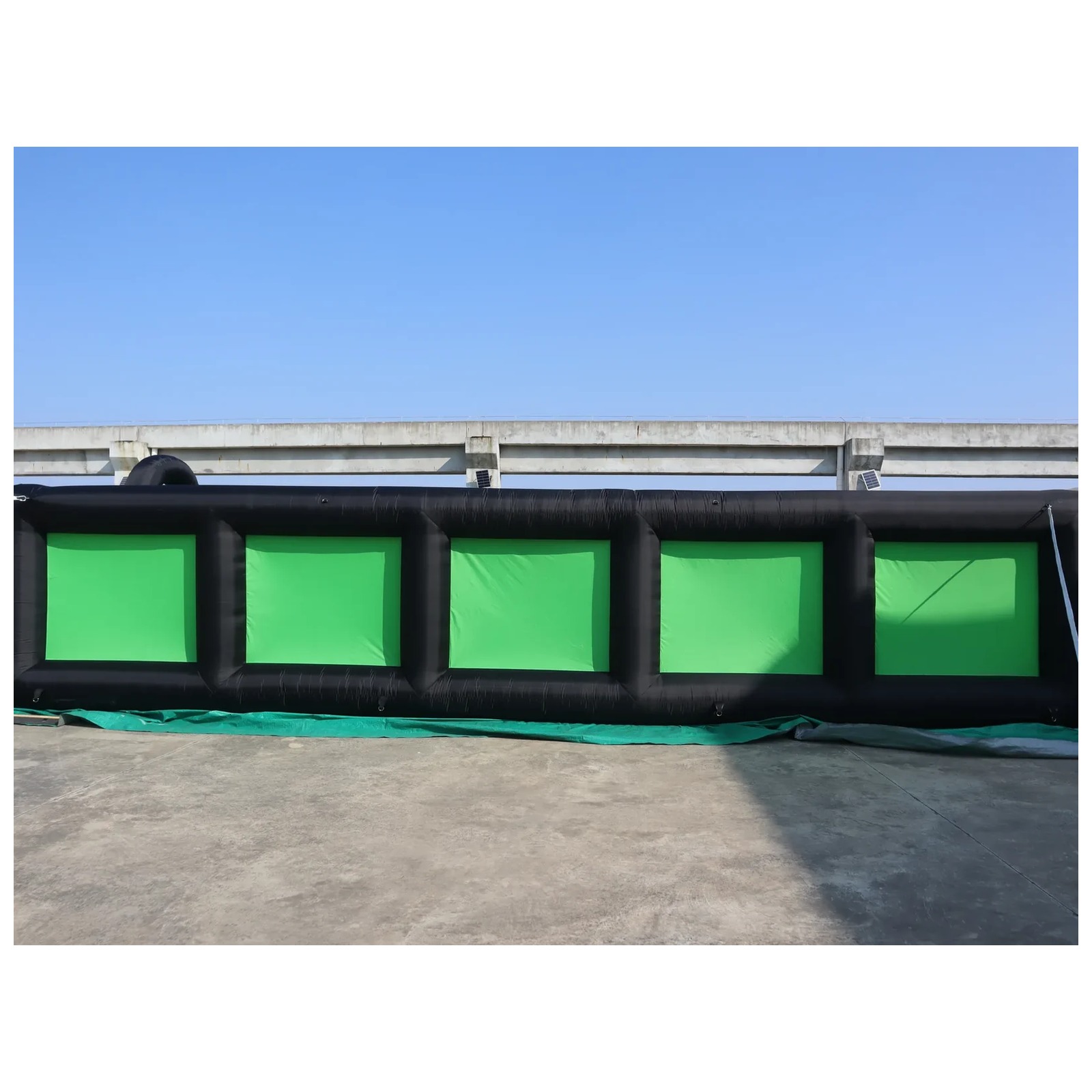 Kids Outdoor Venues - Laberinto Inflable Negro y Verde para